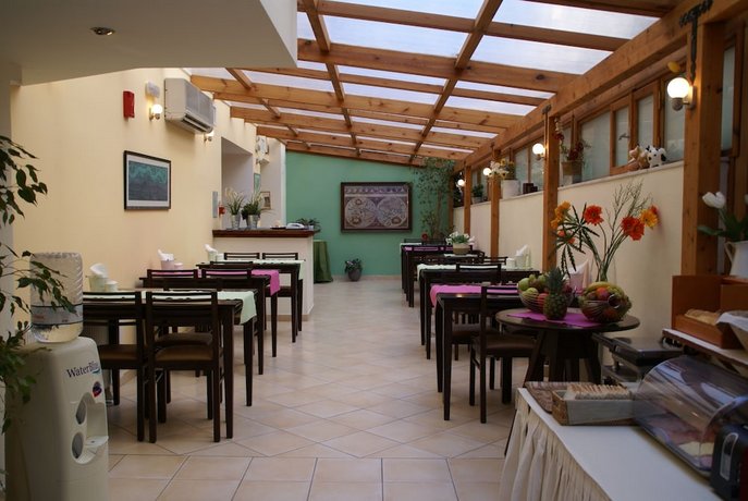 Yria Hotel