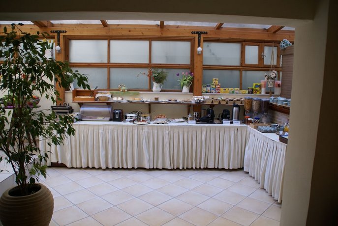 Yria Hotel