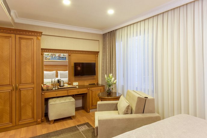 Royan Suites