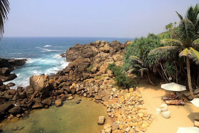 Thaproban Pavilion Waves Unawatuna