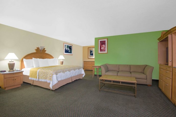 Days Inn & Suites by Wyndham Clovis