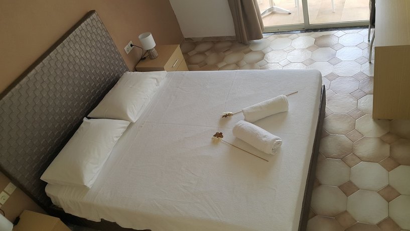 Maroula Blue Studios & Suites