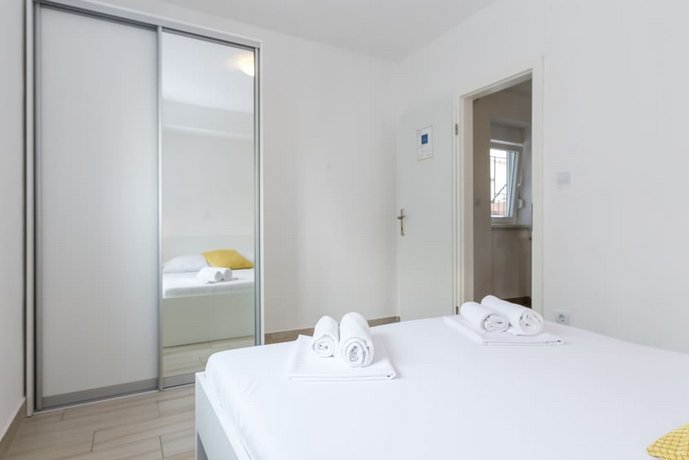 Apartments by the sea Semy