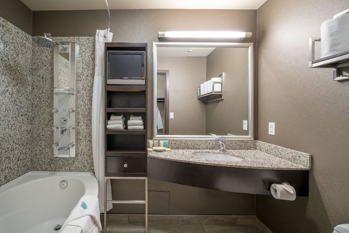 Acclaim Hotel Calgary Airport