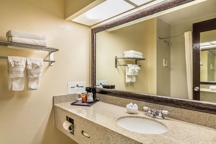 Baymont by Wyndham Kansas City Hotel