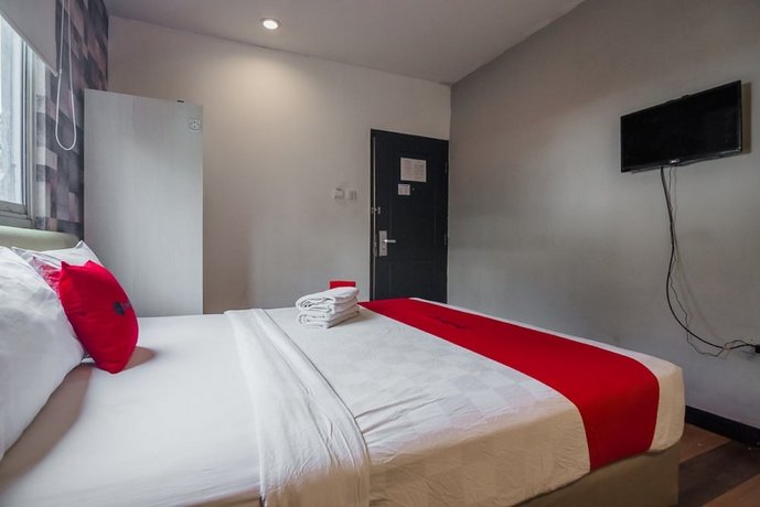 RedDoorz Plus near Mangga Besar Station 2