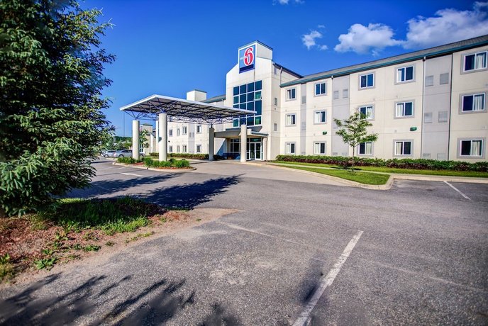 Motel 6 Huntsville ON