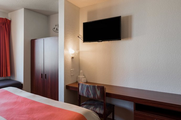 Motel 6 Olathe
