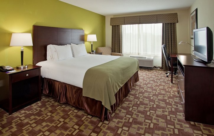 Holiday Inn Express Hotel & Suites Kansas City Sports Complex