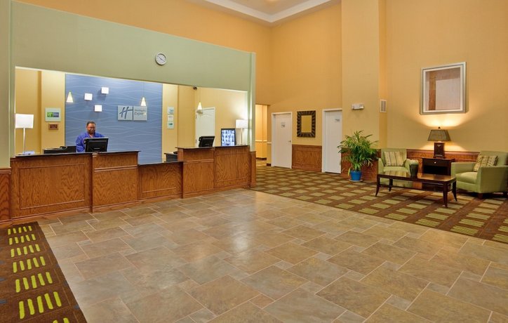 Holiday Inn Express Hotel & Suites Kansas City Sports Complex