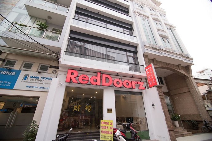 RedDoorz Plus near Hoang Van Thu Park 2