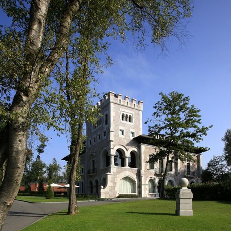 Castillo Del Bosque La Zoreda