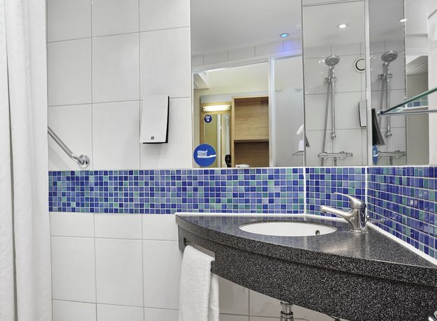 Holiday Inn Express London - Newbury Park