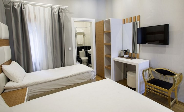 La Pazza Suites