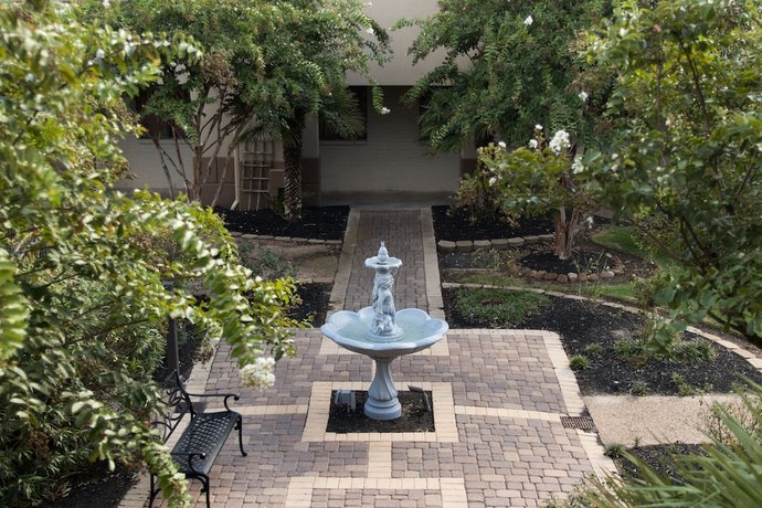 Vineyard Court Designer Suites Hotel