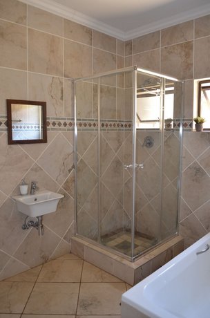 Manor Hills Guest Lodge
