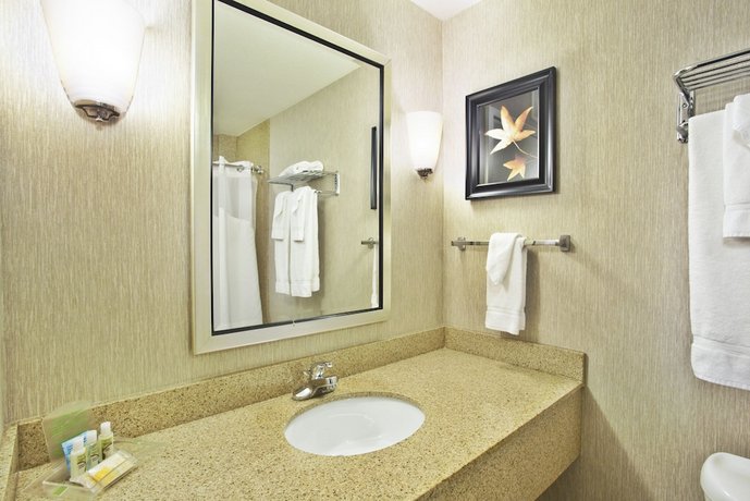 Holiday Inn & Suites Green Bay Stadium an IHG Hotel