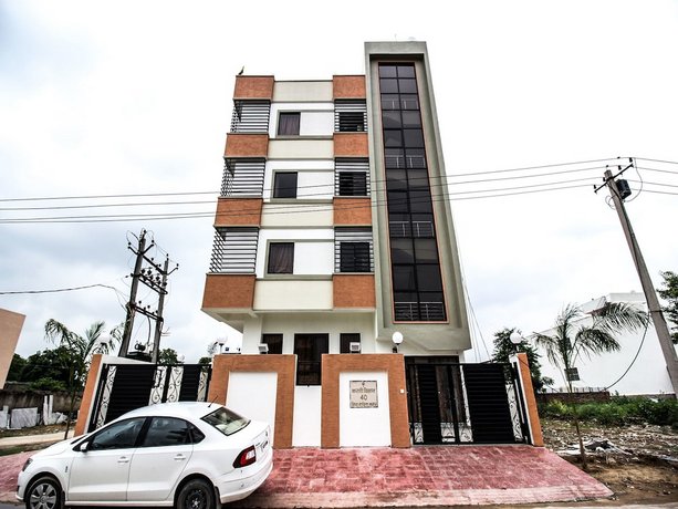 OYO 17241 Hotel Mayra