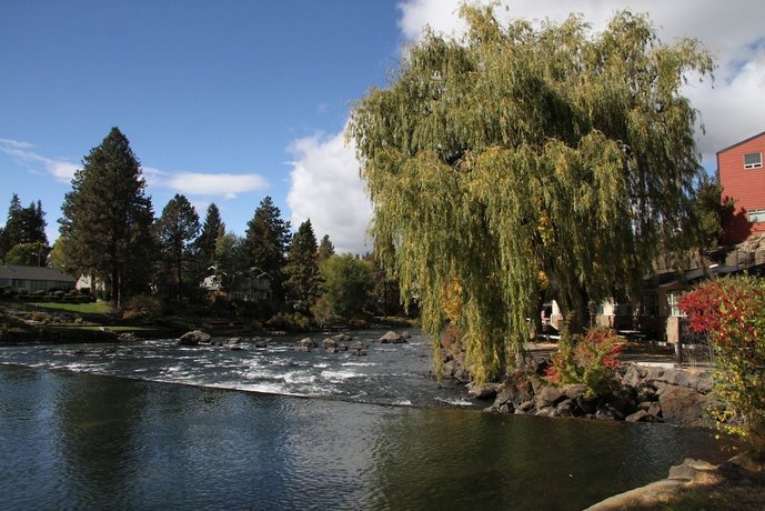 Bend Riverside Inn & Suites