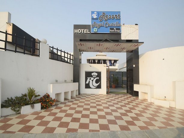 OYO 23196 Royal Castillo