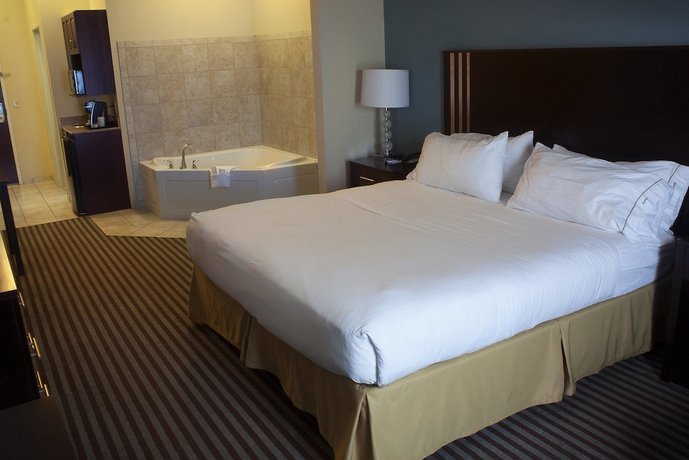 Holiday Inn Express & Suites Youngstown West I 80