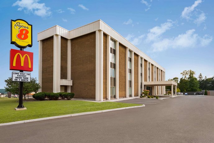 Super 8 by Wyndham Liverpool Syracuse North Airport