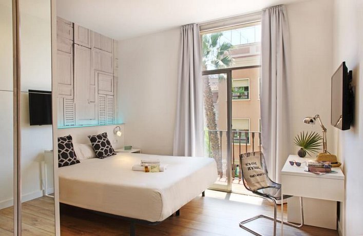Chic & Basic Tallers Hostal