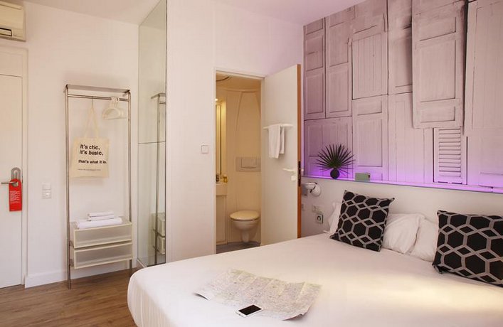 Chic & Basic Tallers Hostal