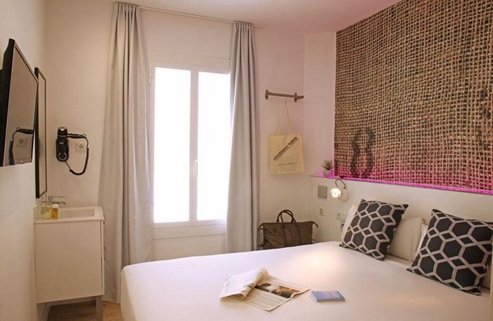 Chic & Basic Tallers Hostal