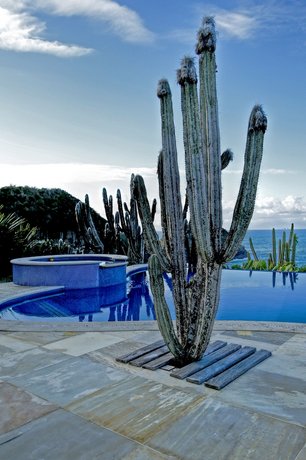 Cliffside Luxury Inn