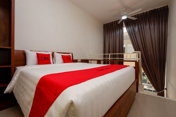 RedDoorz Plus Syariah near Paragon Mall Semarang