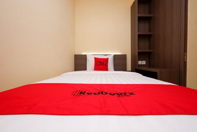 RedDoorz Plus Syariah near Paragon Mall Semarang