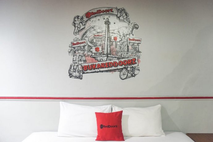RedDoorz Plus near RSCM Jakarta