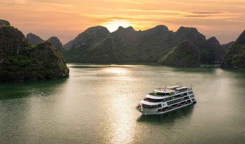 Le Theatre Cruises - Wonder on Lan Ha Bay