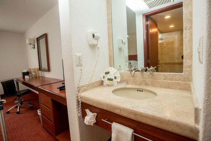 Hotel Cayala Inn