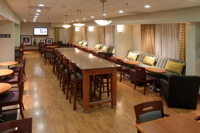 Hampton by Hilton Monterrey Galerias