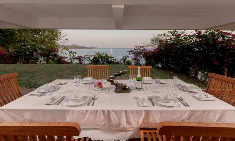 Baan Khunying - Secluded Phuket Beachfront Villa