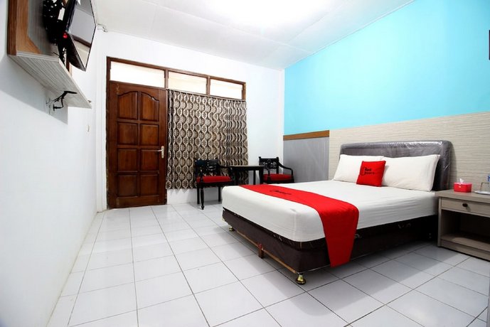 RedDoorz Plus near Lempuyangan Station 3