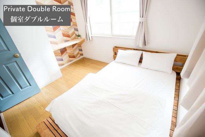 IZA Enoshima Guest House and Bar