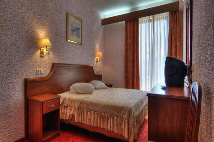 King Iniohos Hotel