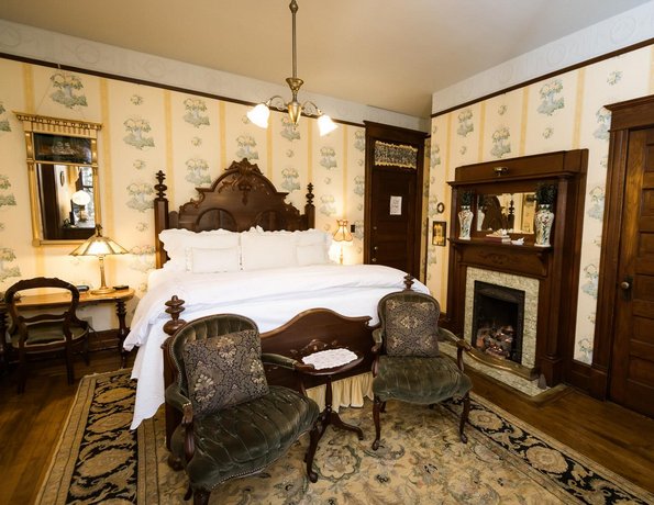 The 1899 Wright Inn & Carriage House