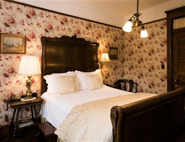 The 1899 Wright Inn & Carriage House