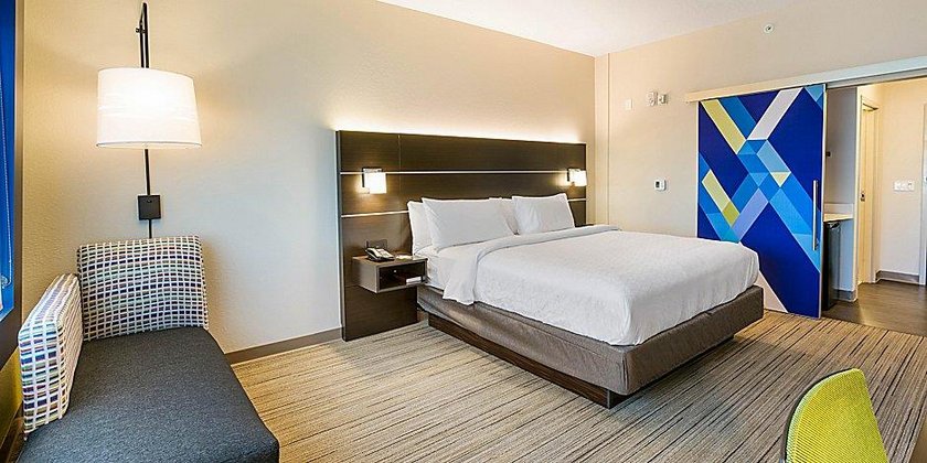 Holiday Inn Express & Suites - Jacksonville - Town Center