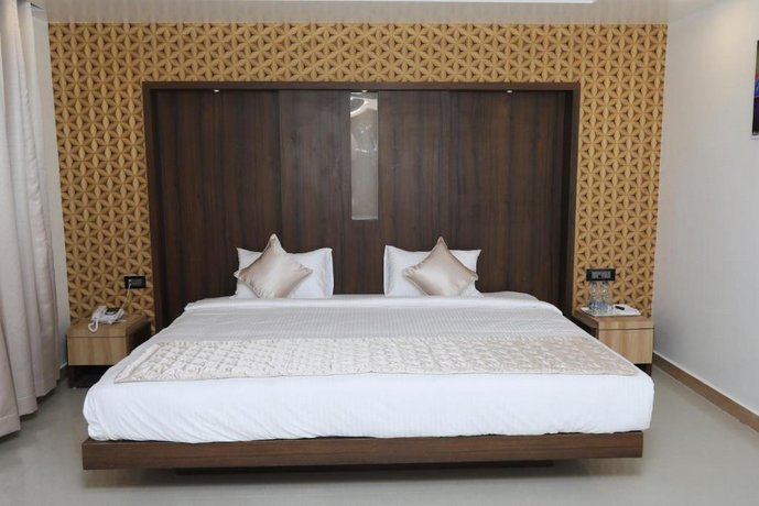 Fabhotel Golden Swan Airport