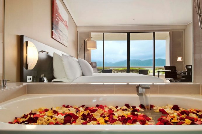 Hilton Cairns