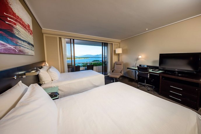 Hilton Cairns