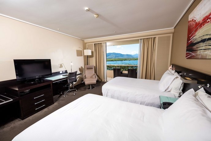 Hilton Cairns