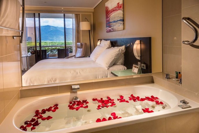 Hilton Cairns