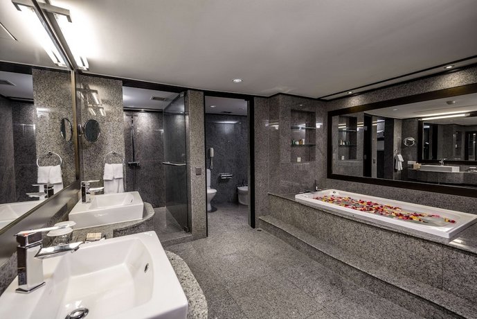 Hilton Cairns