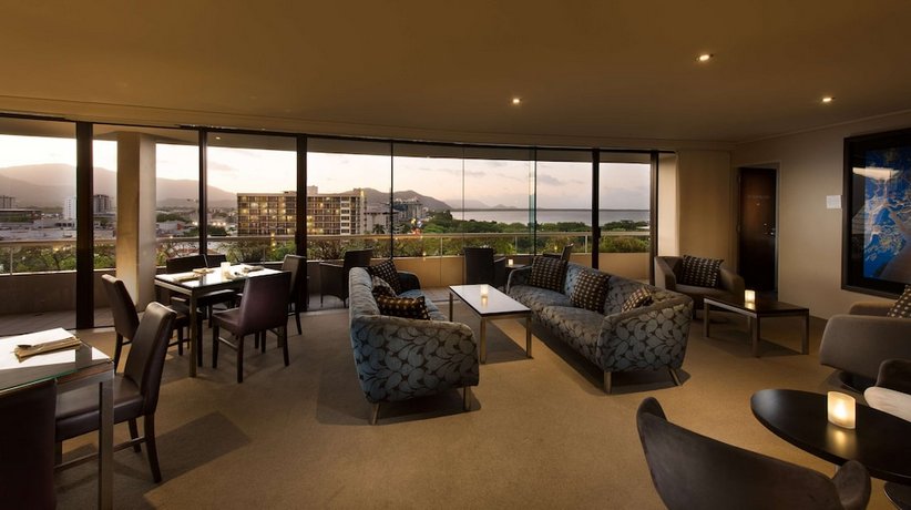 Hilton Cairns